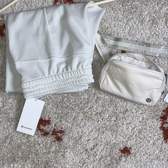 NWT- Lululemon- Everywhere Belt Bag W/ Wordmark Strap- Cream/Beige/Off White - Picture 15 of 16